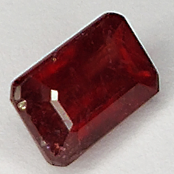 1.85ct Rubino taglio smeraldo 7.7x5.0mm