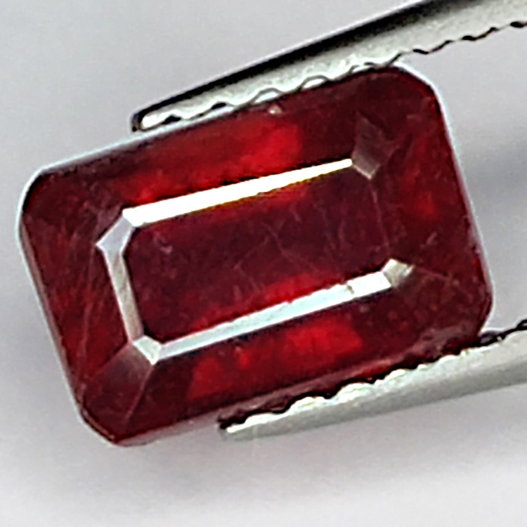 1.85ct Rubis coupe émeraude 7.7x5.0mm