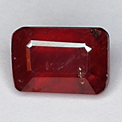 2.75ct Rubis coupe émeraude 8.3x5.7mm