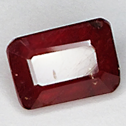 2.75ct Rubino taglio smeraldo 8.3x5.7mm