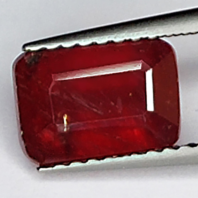 2.75ct Rubin smaragdschliff 8.3x5.7mm