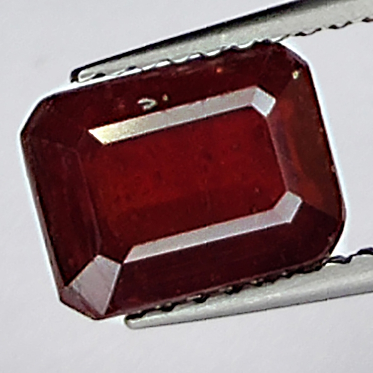 2.95ct Rubis coupe émeraude 7.7x5.8mm