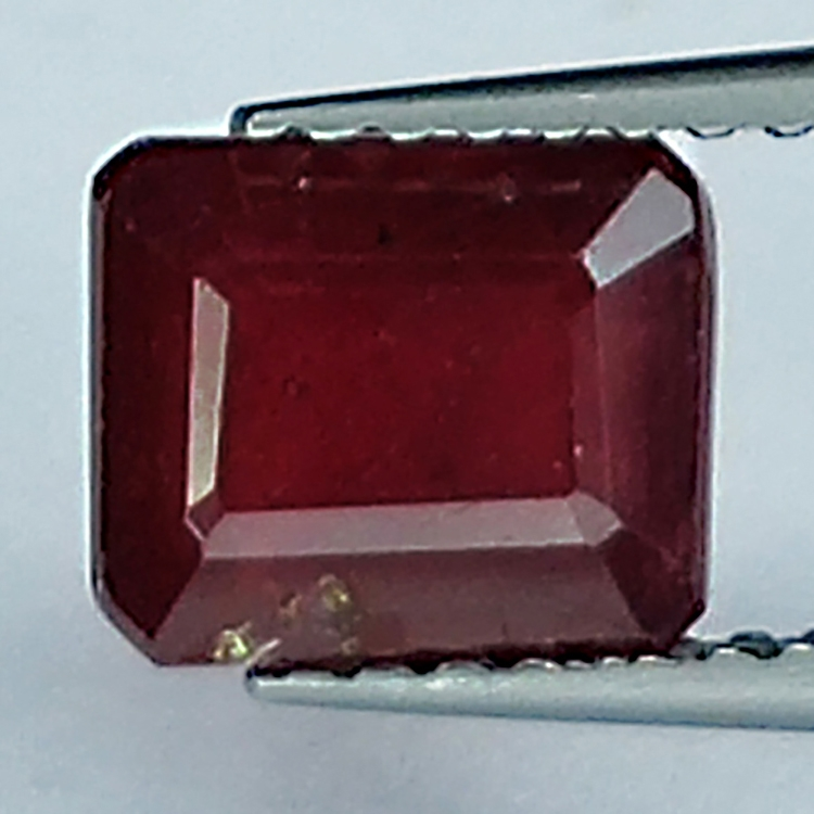 2.25ct Rubino taglio smeraldo 7.5x6.1mm