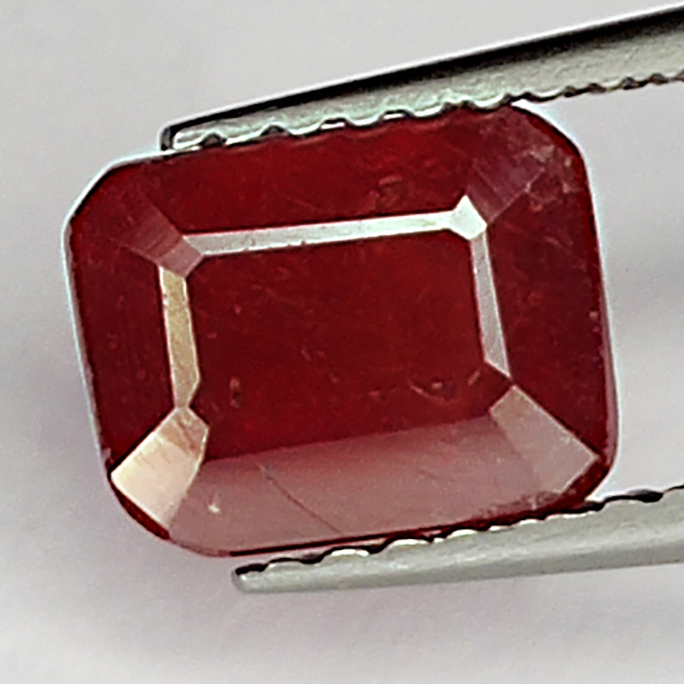 2.00ct Rubis coupe émeraude 7.2x5.7mm