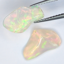 2,83 ct rauer äthiopischer Opal 12,42 x 7,85 x 4,96 mm und 12,63 x 5,45 x 4,43 mm