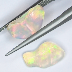 2,83 ct rauer äthiopischer Opal 12,42 x 7,85 x 4,96 mm und 12,63 x 5,45 x 4,43 mm