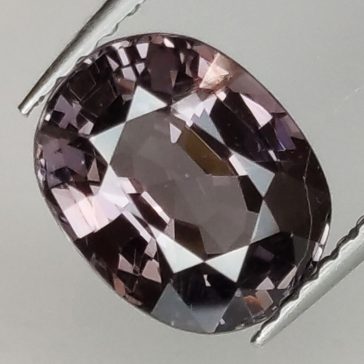 2.57ct Espinela Morado talla oval 9.4x7.4mm