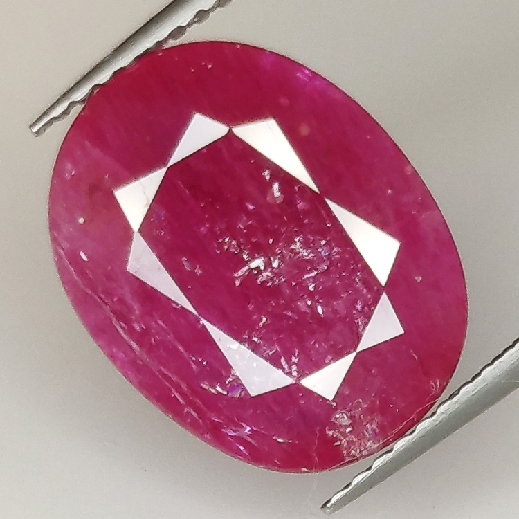 5.83ct Rubin ovalschliff 13.7x10.8mm