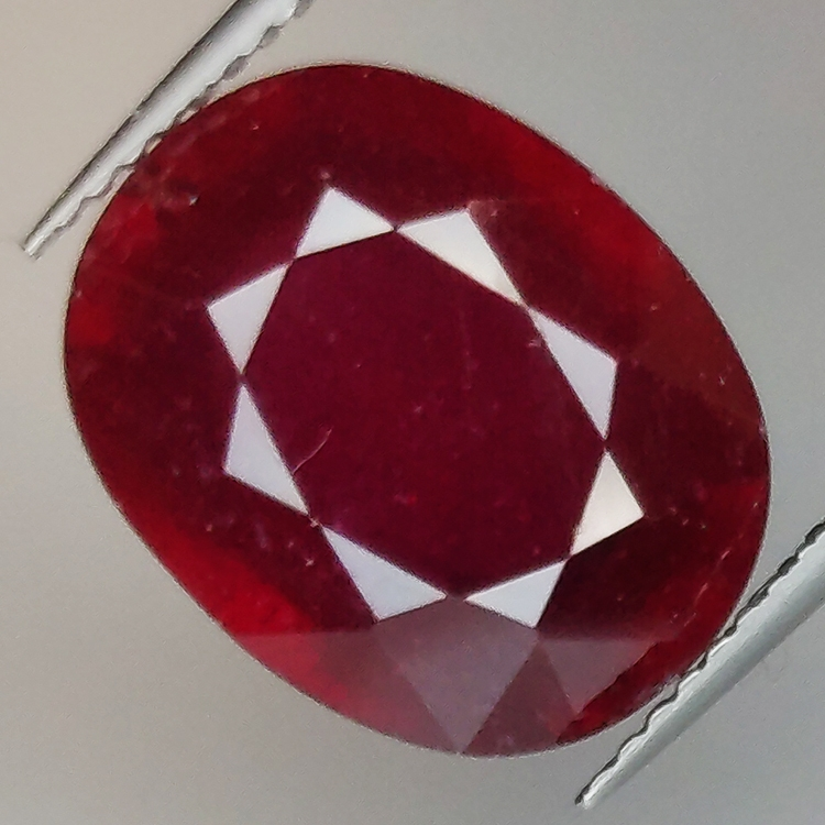 8.56ct Rubino taglio ovale 13.9x11.3mm