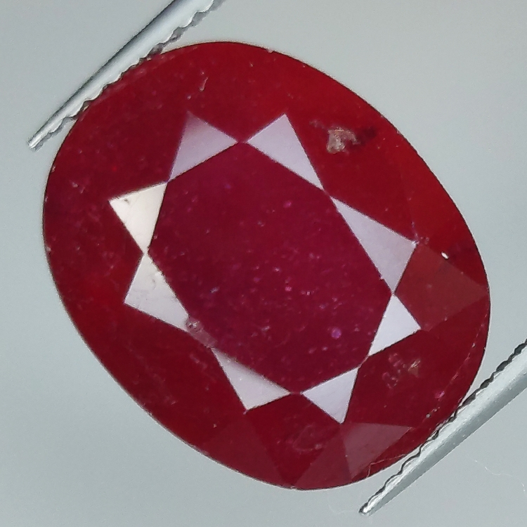 15.04ct Rubin ovalschliff 15.7x12.7mm