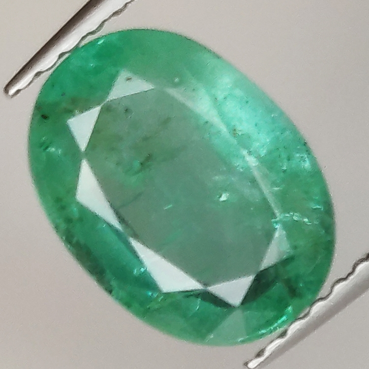 2.40ct Esmeralda talla oval 9.9x7.3mm