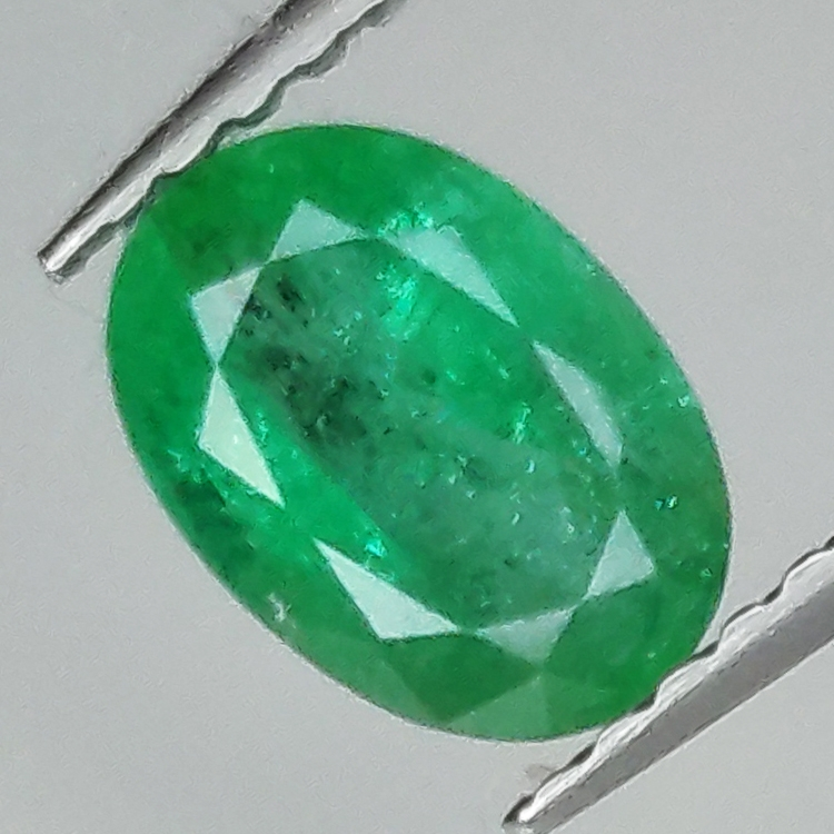 0.85ct Emeraude coupe ovale 7.1x5.0mm