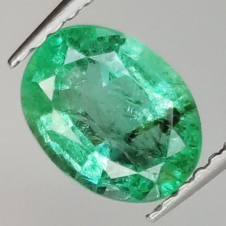 1.18ct Esmeralda talla oval 7.8x6.0mm