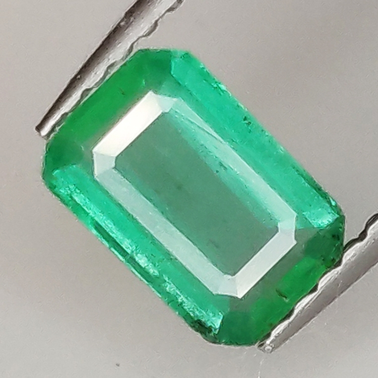 0.64ct Émeraude coupe émeraude 6.9x4.6mm