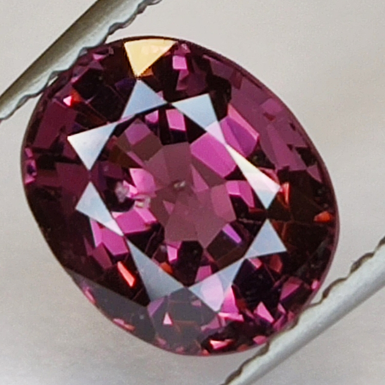 1.52ct Espinela Rosa talla oval 8x6mm