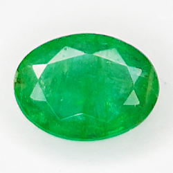 0.86ct Esmeralda talla oval 7.3x5.5mm