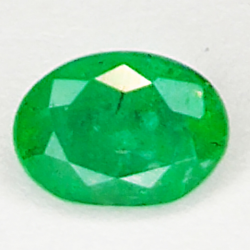 0.96ct Esmeralda talla oval 6.8x5.0mm