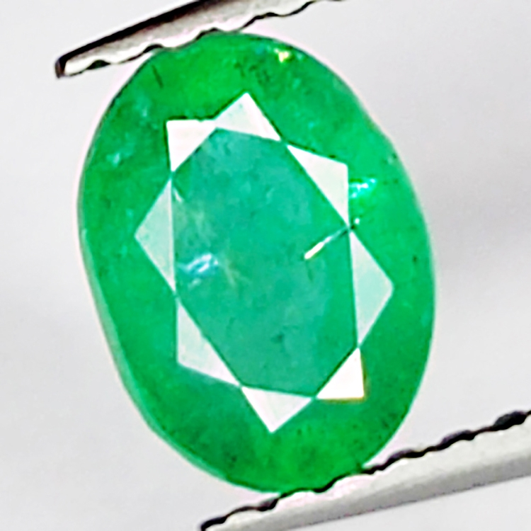 0.96ct Esmeralda talla oval 6.8x5.0mm