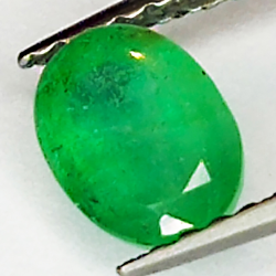 0.78ct Esmeralda talla oval 6.2x4.7mm