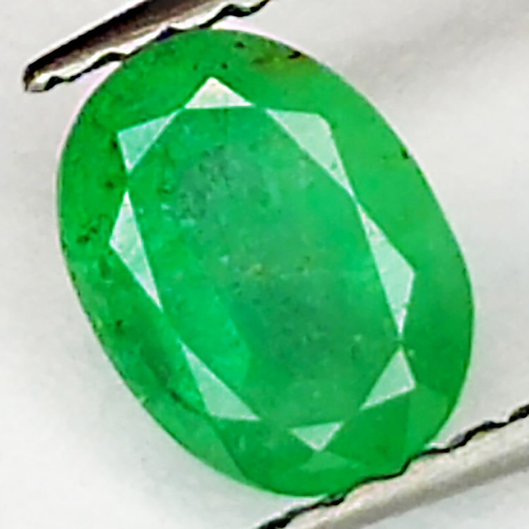 0.78ct Esmeralda talla oval 6.2x4.7mm