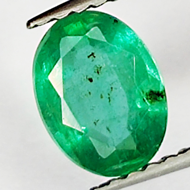 0.87ct Esmeralda talla oval 7.1x5.3mm