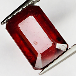 2.55ct Rubis coupe émeraude 8.5x5.7mm