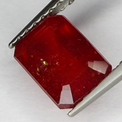 2.00ct Rubis coupe émeraude 7.7x5.4mm