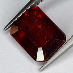 2.05ct Rubis coupe émeraude 7.8x5.8mm