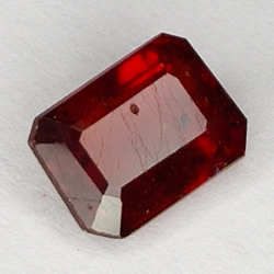 2.05ct Rubino taglio smeraldo 7.8x5.8mm