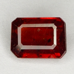 2.05ct Rubis coupe émeraude 7.8x5.8mm