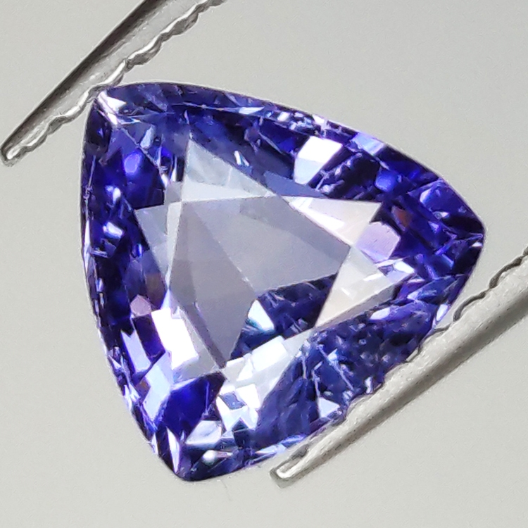 1.30ct Saphir Bleu coupe trilliant 7.3x6.7mm