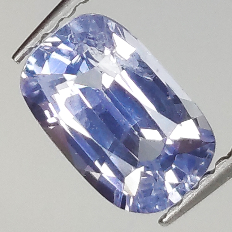 1.31ct Saphir Violet coupe coussin 7.9x5.0mm