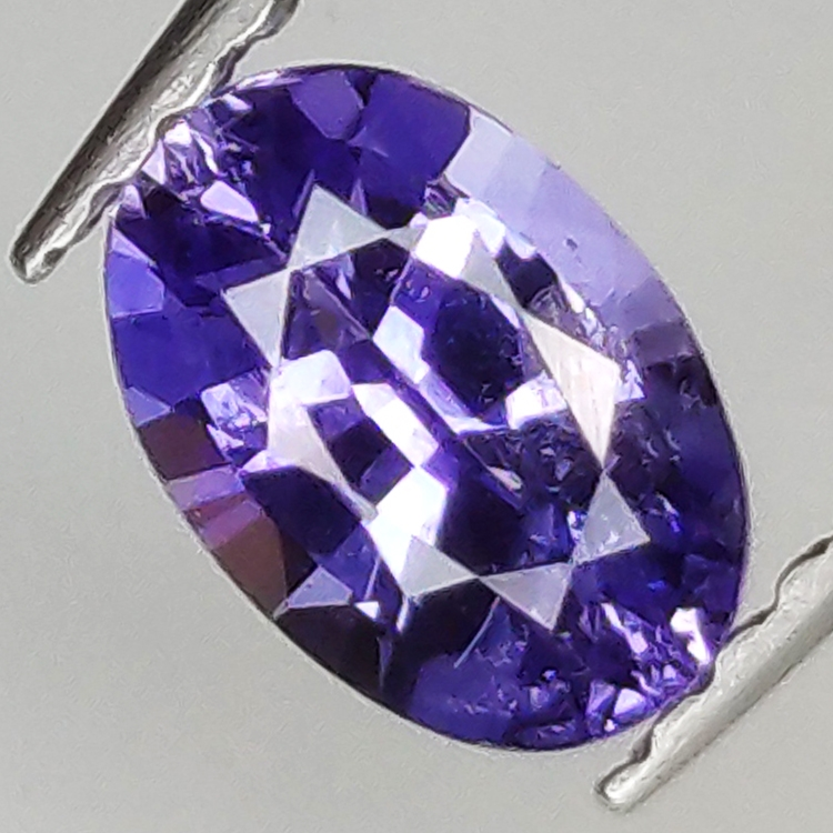 0.85ct Zafiro Morado talla oval 6.7x4.7mm