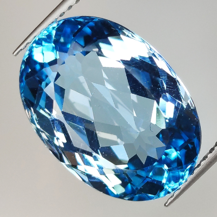 14.33ct Topaze bleue coupe ovale 17.7x12.4mm