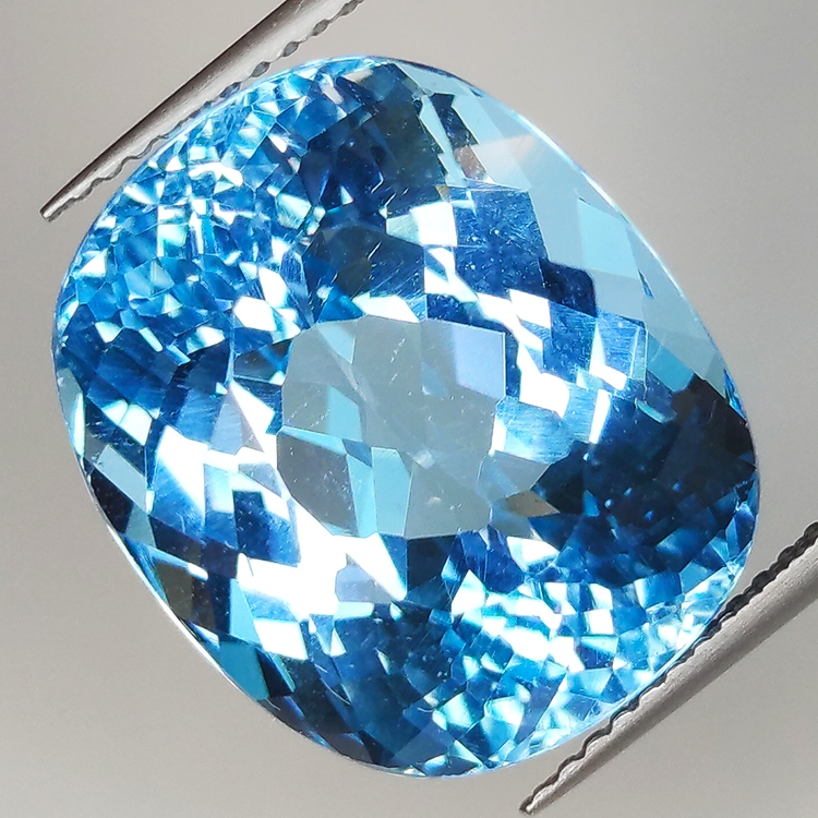 22.68ct Topaze Bleue coupe coussin 17.2x14.3mm