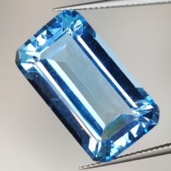 23.65ct Topaze Bleue coupe émeraude 22.4x12.8mm