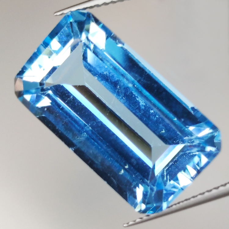 23.65ct Topacio Azul talla esmeralda 22.4x12.8mm