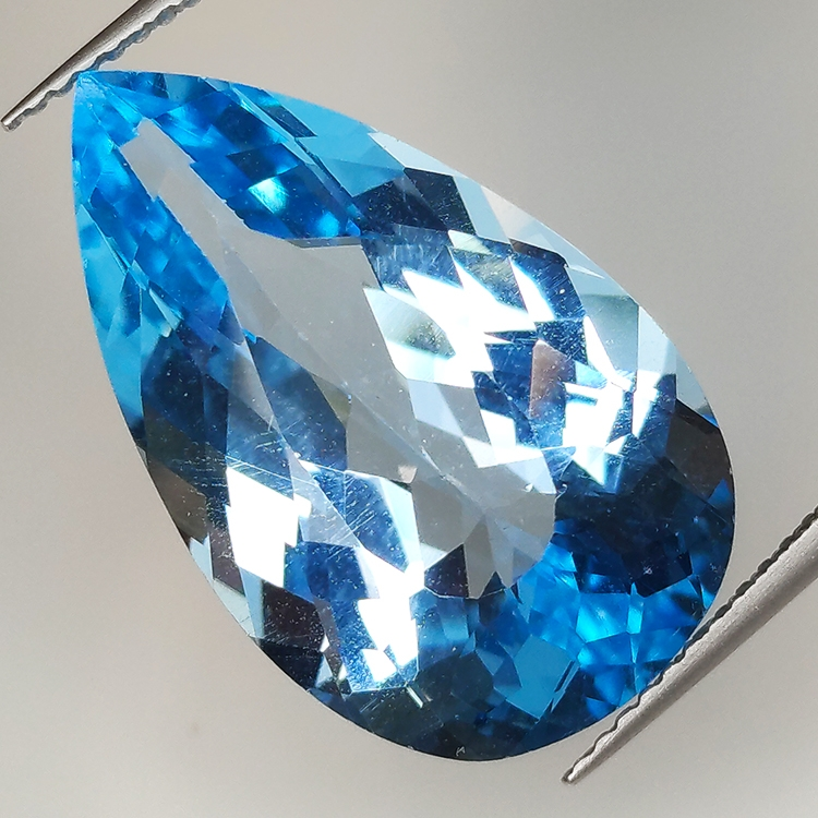 19.14ct Topaze Bleue coupe poire 22.3x13.7mm