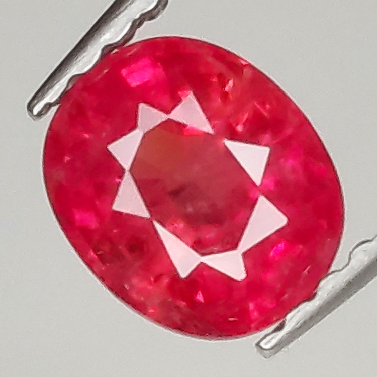 1.15ct Rubino taglio ovale 6.2x5.2mm