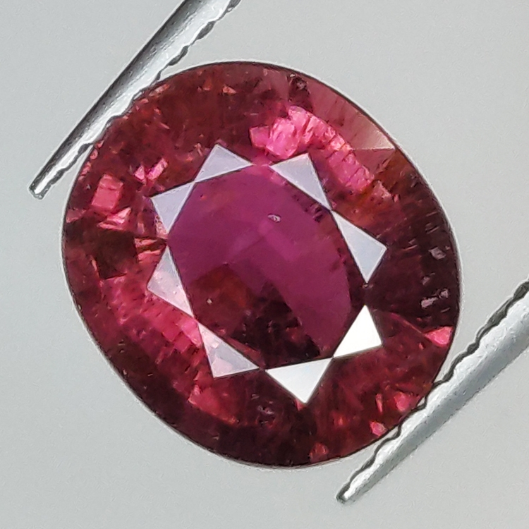 2.72ct Rubelit-Turmalin ovalschliff 9.3x8.1mm