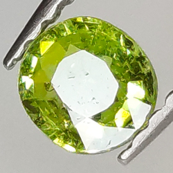 0.40ct Demantoid-Granat ovalerschliff 4.8x4.4mm