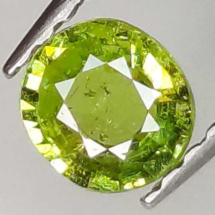 0.40ct Demantoid-Granat ovalerschliff 4.8x4.4mm