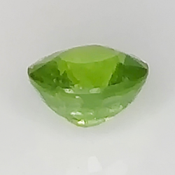 0.58ct Demantoid-Granat ovalerschliff 4.9x4.6mm