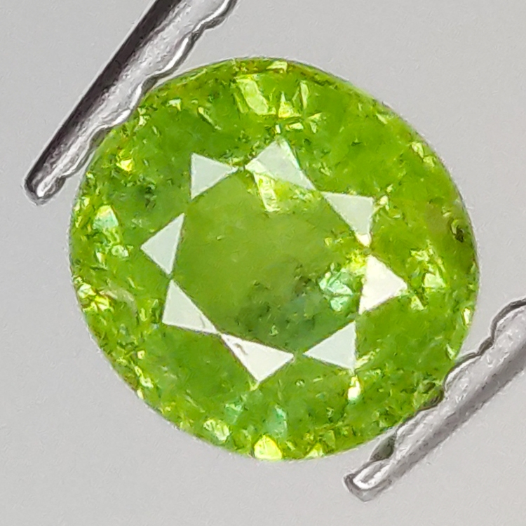 0.58ct Grenat Démantoïde coupe ovale 4.9x4.6mm