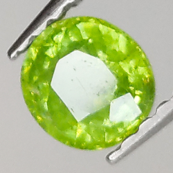 0.58ct Demantoid-Granat ovalerschliff 4.9x4.6mm