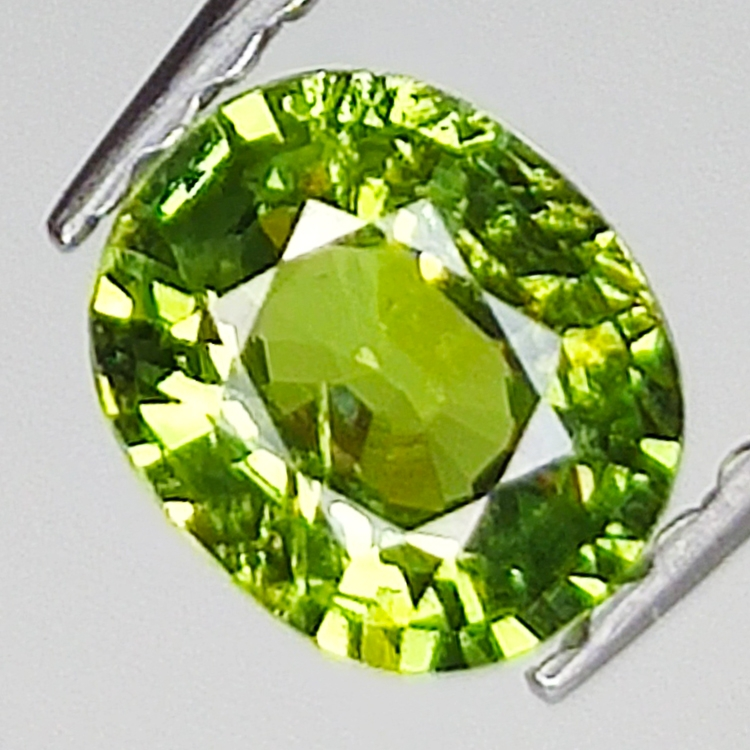 0.66ct Demantoid-Granat ovalerschliff 5.7x4.8mm