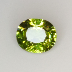 0.66ct Demantoid-Granat ovalerschliff 5.7x4.8mm