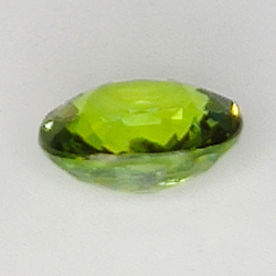 0.66ct Granato Demantoide taglio ovale 5.7x4.8mm