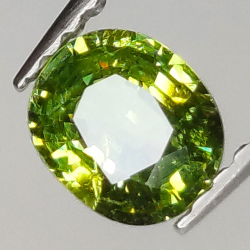 0.66ct Granate Demantoide talla oval 5.7x4.8mm