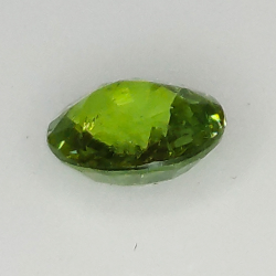 0.74ct Grenat Démantoïde coupe ovale 5.9x5.2mm